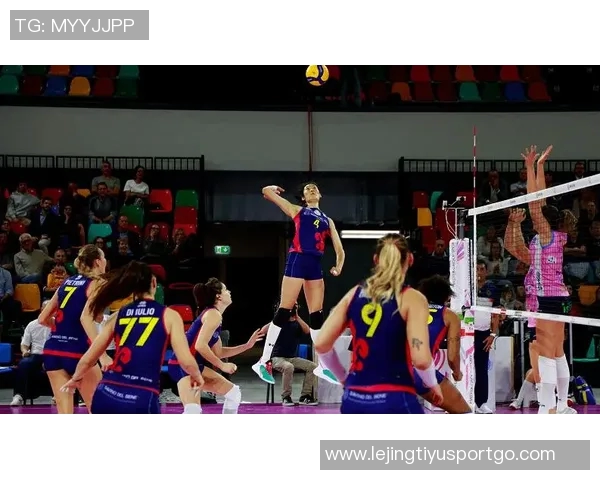 拜仁新款热身服色彩斑斓引发球迷热议纷纷吐槽设计失误 拜仁新款热身服色彩斑斓引发球迷热议纷纷吐槽设计失误